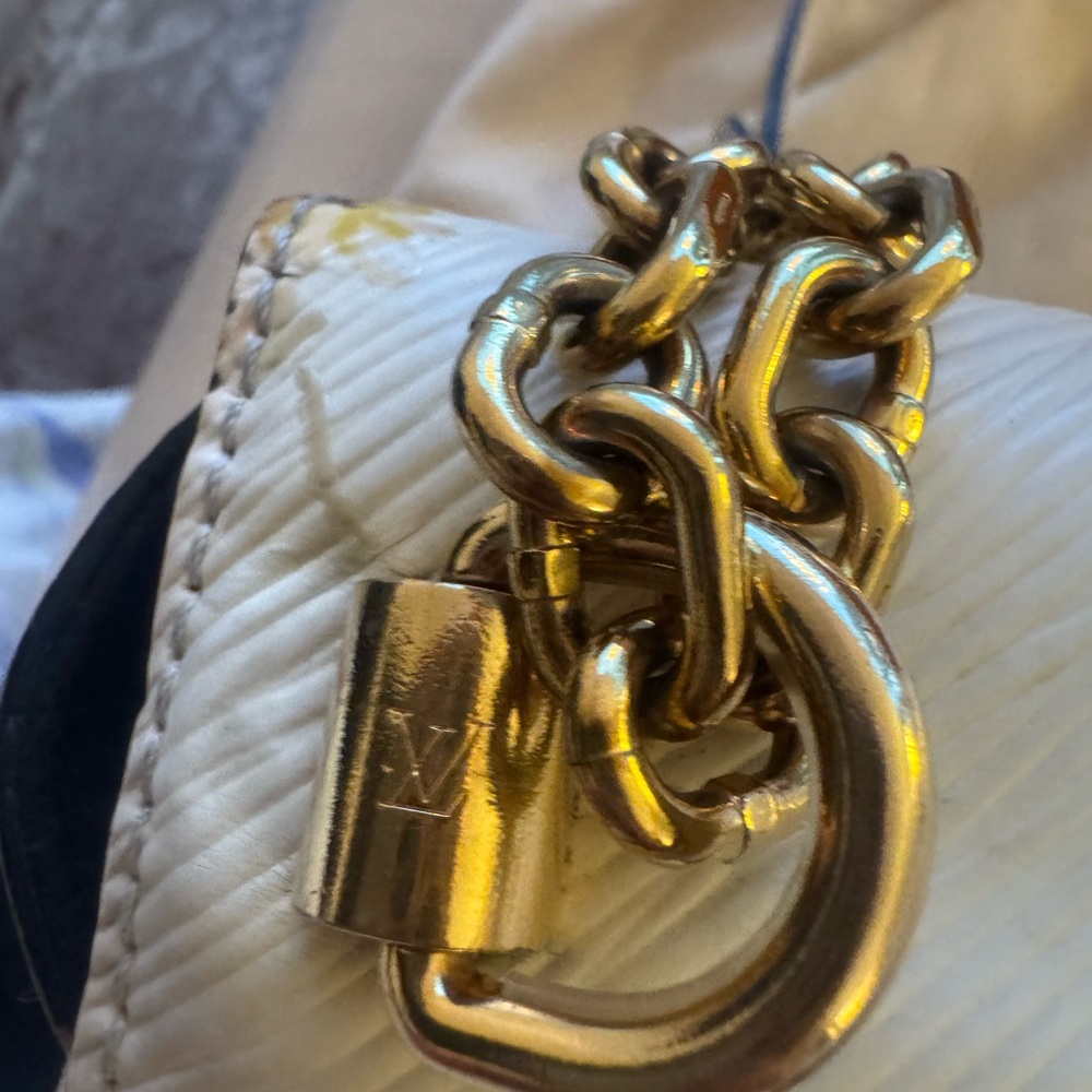 Louis Vuitton Epi Romantic Blossoms Twist MM Limited Edition - Picture 10 of 17